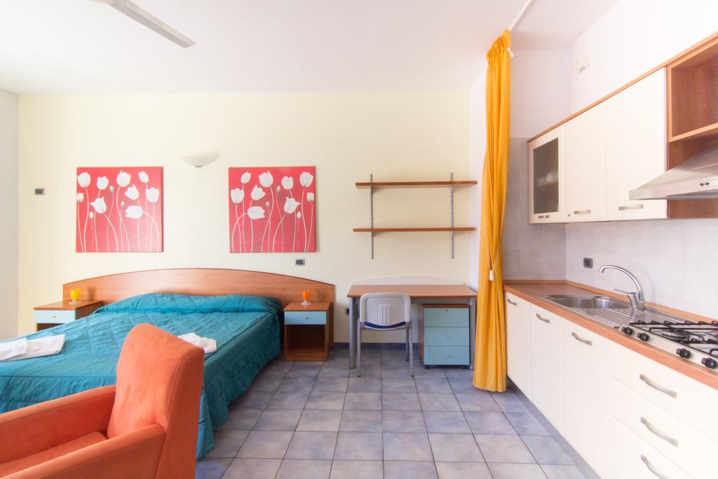 Aparthotel I Giardini Di Atena à Merine Chambre photo