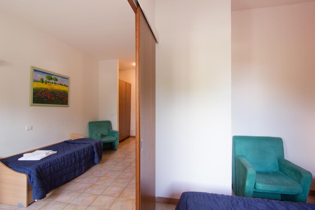 Aparthotel I Giardini Di Atena à Merine Chambre photo