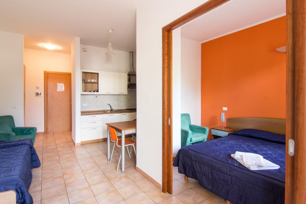 Aparthotel I Giardini Di Atena à Merine Chambre photo